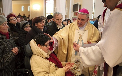 ►	Podczas Mszy św. udzielono sakramentu namaszczenia chorych.