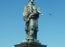 ▲	Figura patrona na moście Karola w Pradze. 