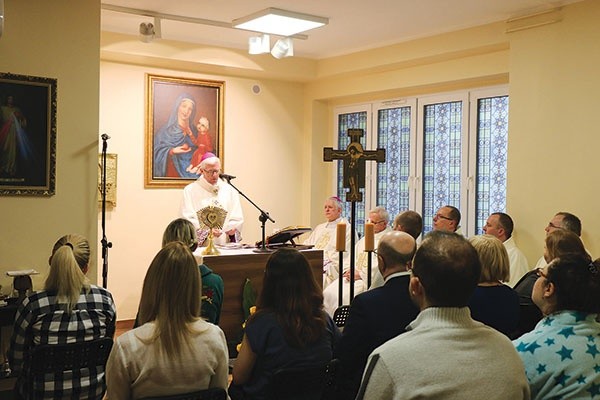 ▲	Msza św. we wspomnienie MB z Lourdes. Później abp Wiktor Skworc i bp Marek Szkudło odwiedzili pacjentów w salach.