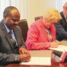 ▲	Porozumienie o współpracy pomiędzy placówkami w Kigali i Chorzowie podpisali: Martin Nyundo, zastępca głównego dyrektora kliniki Szpitala Uniwersyteckiego w Rwandzie, Anna Knysok, dyrektor Zespołu Szpitali Miejskich, i Andrzej Kotala, prezydent miasta.