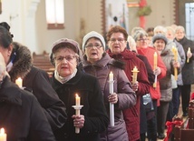 Procesja ze świecami podczas Mszy św. w intencji seniorów.