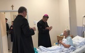 Bp Roman Pindel u chorych w szpitalu w Oświęcimiu