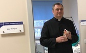 Bp Roman Pindel u chorych w szpitalu w Oświęcimiu