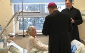 Bp Roman Pindel u chorych w szpitalu w Oświęcimiu