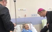 Bp Roman Pindel u chorych w szpitalu w Oświęcimiu