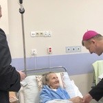 Bp Roman Pindel u chorych w szpitalu w Oświęcimiu