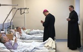 Bp Roman Pindel u chorych w szpitalu w Oświęcimiu