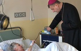 Bp Roman Pindel u chorych w szpitalu w Oświęcimiu