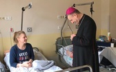 Bp Roman Pindel u chorych w szpitalu w Oświęcimiu