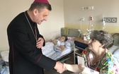 Bp Roman Pindel u chorych w szpitalu w Oświęcimiu