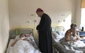Bp Roman Pindel u chorych w szpitalu w Oświęcimiu