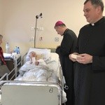 Bp Roman Pindel u chorych w szpitalu w Oświęcimiu