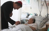 Bp Roman Pindel u chorych w szpitalu w Oświęcimiu