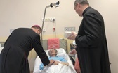 Bp Roman Pindel u chorych w szpitalu w Oświęcimiu