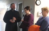 Bp Roman Pindel u chorych w szpitalu w Oświęcimiu