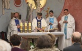 Bp Roman Pindel u chorych w szpitalu w Oświęcimiu
