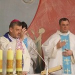 Bp Roman Pindel u chorych w szpitalu w Oświęcimiu