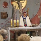 Bp Roman Pindel u chorych w szpitalu w Oświęcimiu