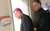 Bp Roman Pindel u chorych w szpitalu w Oświęcimiu