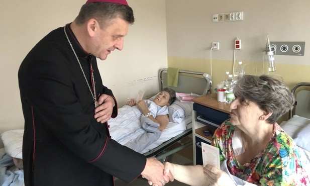 Bp Roman Pindel udzielił błogosławieństwa chorym w salach szpitalnych