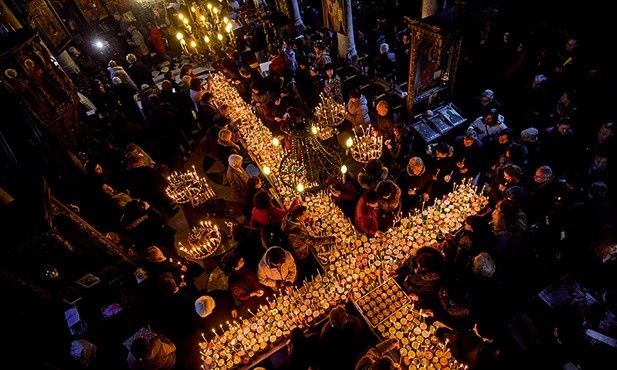 Bułgarscy prawosławni palą znicze w słoikach podczas liturgii „uświęcenia miodu” w cerkwi Ofiarowania Najświętszej Maryi Panny w Błagojewgradzie.
10.02.2019 Błagojewgrad