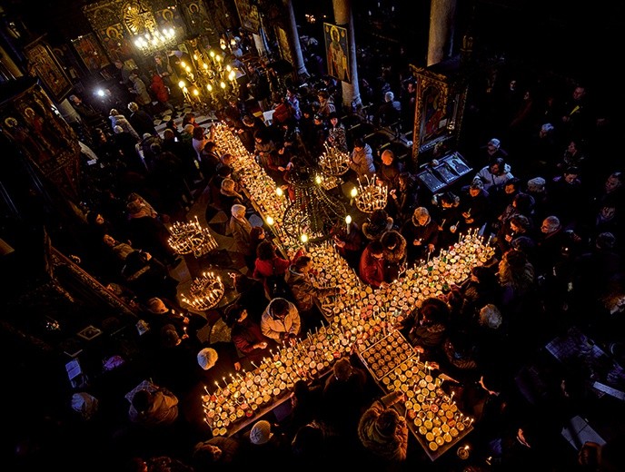 Bułgarscy prawosławni palą znicze w słoikach podczas liturgii „uświęcenia miodu” w cerkwi Ofiarowania Najświętszej Maryi Panny w Błagojewgradzie.
10.02.2019 Błagojewgrad