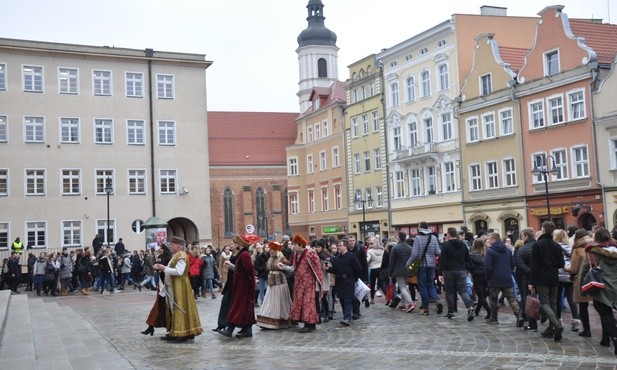 Maturzyści zatańczyli poloneza