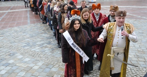 Maturzyści zatańczyli poloneza