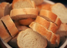 Dzięki współpracy z siecią Biedronka ubodzy dostają nie tylko chleb.