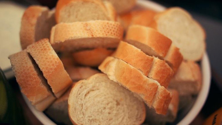 Dzięki współpracy z siecią Biedronka ubodzy dostają nie tylko chleb.