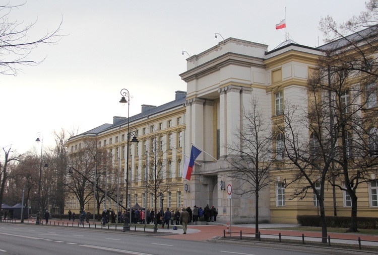 Trumna z ciałem Jana Olszewskiego w KPRM