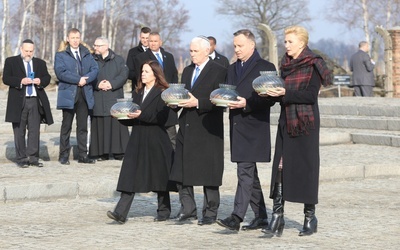 Prezydent Andrzej Duda z małżonką Agatą Kornhauser-Dudą oraz wiceprezydent USA Mike Pence z małżonką Karen Pence składają znicze pod Pomnikiem Ofiar Obozu