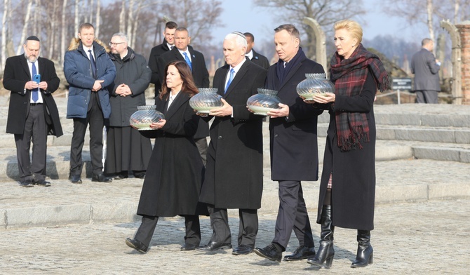 Prezydent Andrzej Duda z małżonką Agatą Kornhauser-Dudą oraz wiceprezydent USA Mike Pence z małżonką Karen Pence składają znicze pod Pomnikiem Ofiar Obozu