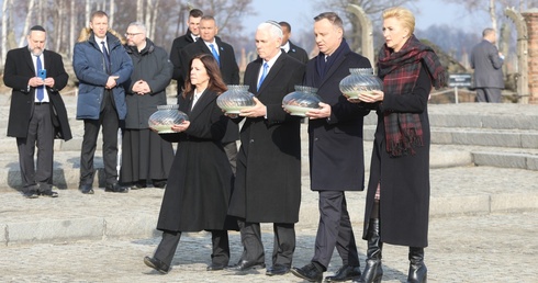 Prezydent Andrzej Duda z małżonką Agatą Kornhauser-Dudą oraz wiceprezydent USA Mike Pence z małżonką Karen Pence składają znicze pod Pomnikiem Ofiar Obozu