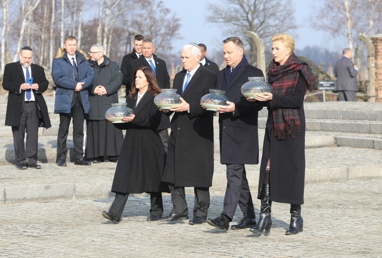 Prezydent Andrzej Duda z małżonką Agatą Kornhauser-Dudą oraz wiceprezydent USA Mike Pence z małżonką Karen Pence składają znicze pod Pomnikiem Ofiar Obozu