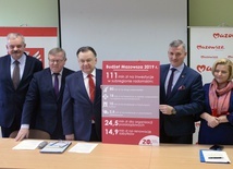 Adam Struzik (trzeci z lewej) z mazowieckimi samorządowcami prezentują program budżetowy dla południowego Mazowsza