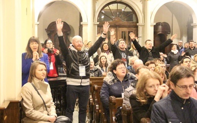 Liderzy wspólnot charyzmatycznych z całego świata modlą się w Krakowie
