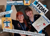 Dziewczyny ze świdnickiego zarządu KSM na pamiątkowym zdjęciu