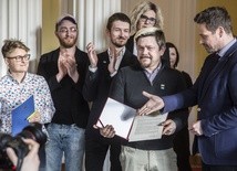 Trzaskowski podpisał kartę praw gejów i lesbijek