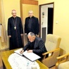 Rektor KUL-u wpisał dedykację do kroniki seminaryjnej
