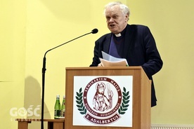 Ksiądz Bogdan Ferdek w czasie wykładu w świdnickim seminarium