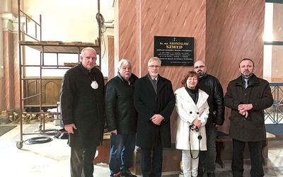 ▲	Przy tablicy poświęconej ks. Bronisławowi.