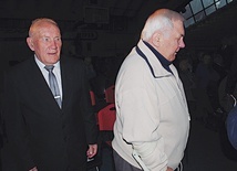 ▲	Sportowiec (z prawej) odszedł po przegranej walce z chorobą. Za nim jego pierwszy trener Ludwik Algierd.
