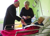 ▲	Biskup Jacek Jezierski spotkał się z podopiecznymi elbląskiego hospicjum.