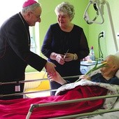 ▲	Biskup Jacek Jezierski spotkał się z podopiecznymi elbląskiego hospicjum.