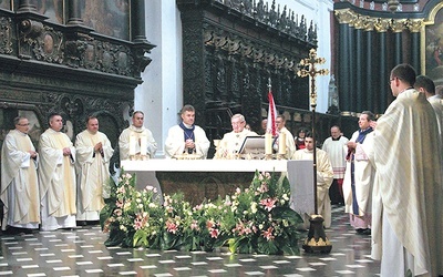 Z metropolitą Mszę św. koncelebrowali bp Zbigniew Zieliński oraz kapłani posługujący na co dzień cierpiącym.