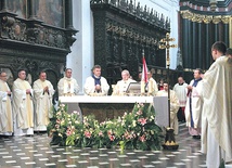 Z metropolitą Mszę św. koncelebrowali bp Zbigniew Zieliński oraz kapłani posługujący na co dzień cierpiącym.