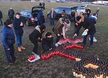 Harcerze i rekonstruktorzy ułożyli symbol na pasie zieleni przy al. Armii Krajowej.