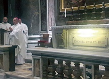 ▲	Celebra w kaplicy św. Sebastiana, gdzie pochowany jest papież z Polski.