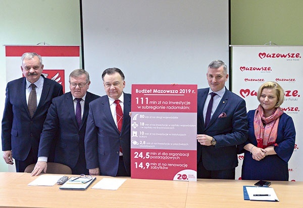 ▲	Adam Struzik (trzeci z lewej) z mazowieckimi samorządowcami prezentuje program dla południowej części województwa.